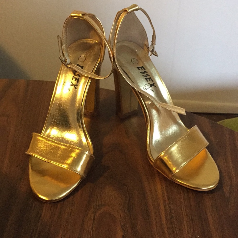 Gold 3 1/2 inch pumps.